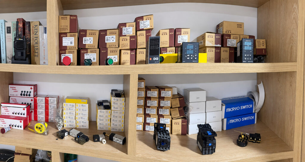 Estantería de INOR con componentes electrónicos y cajas.