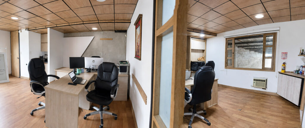 Vista panorámica de las oficinas de INOR, con escritorios y espacios de trabajo.