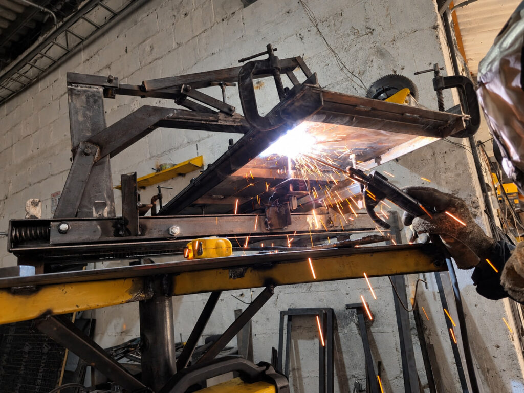 Trabajo de soldadura de una estructura metálica en el taller de INOR.